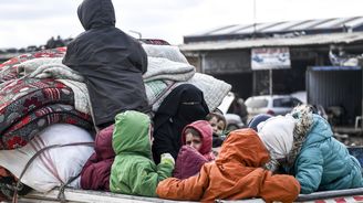 Desítky tisíc syrských uprchlíků bojují s mrazem, mezi oběťmi jsou i děti. Běženci mají stále méně prostoru