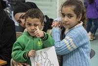 Syrská rodina uprchlíků se stěhuje na Prahu 6. Do sociálního bydlení