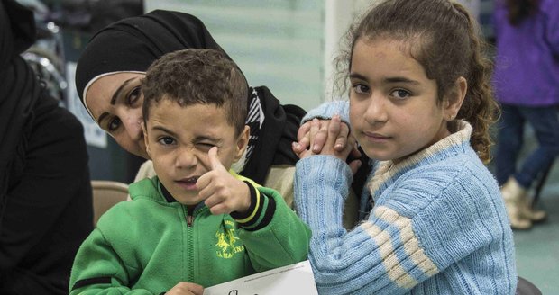 Syrská rodina uprchlíků se stěhuje na Prahu 6. Do sociálního bydlení