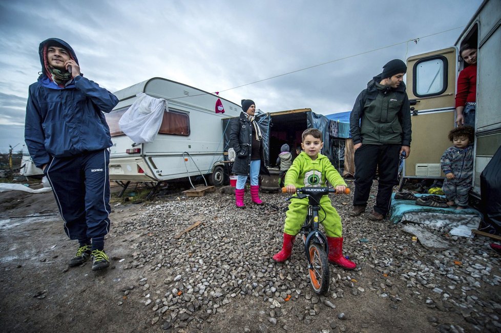 Syrští uprchlíci v táboře ve francouzském Calais