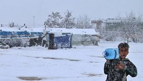 Libanon bičuje už několik týdnů silná bouře, která přináší množství deště a sněhu. Postihla také syrské uprchlíky v táborech na východě a severu země.