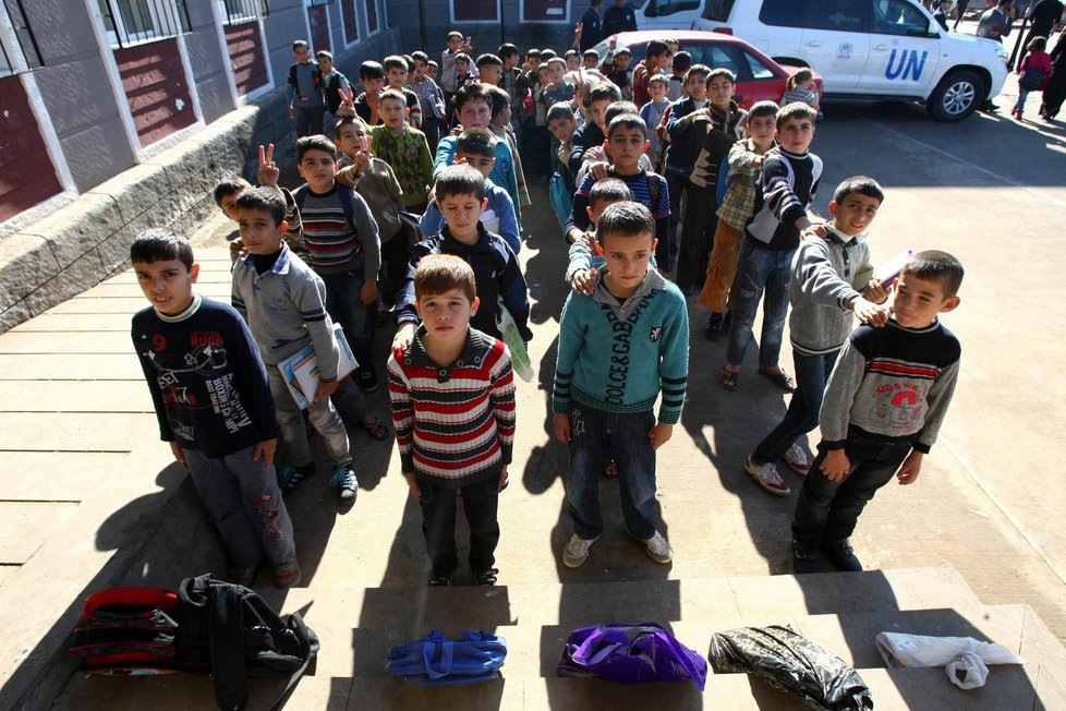 Malí uprchlíci v táborech navštěvují i školu, syrský uprchlický tábor v Turecku.