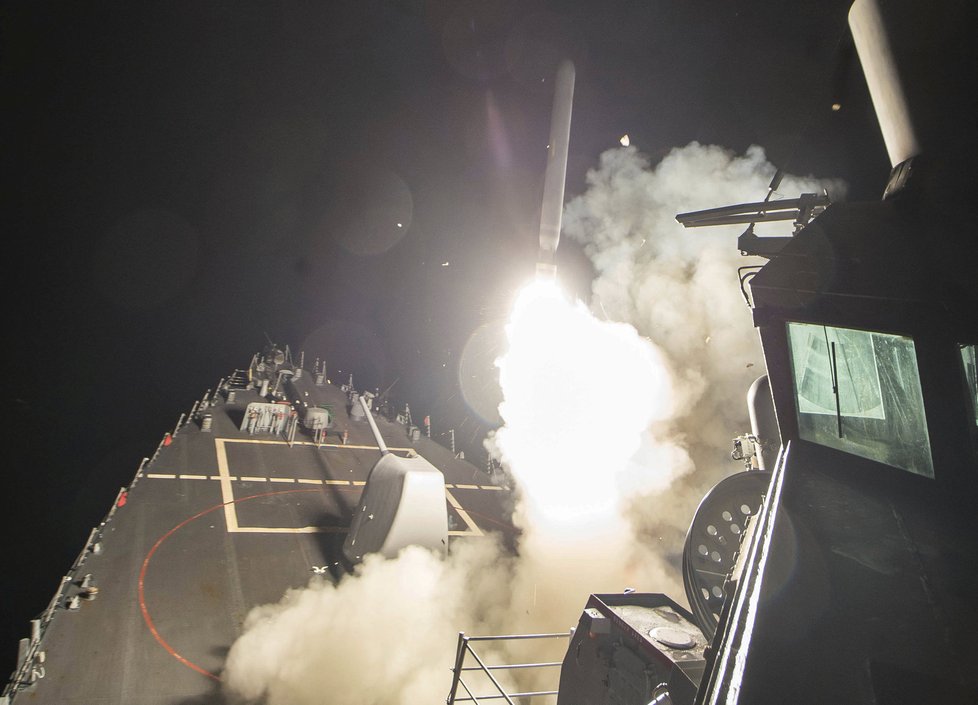 USA poté vystřelily rakety na základnu syrské armády, z níž byl údajně útok proveden.