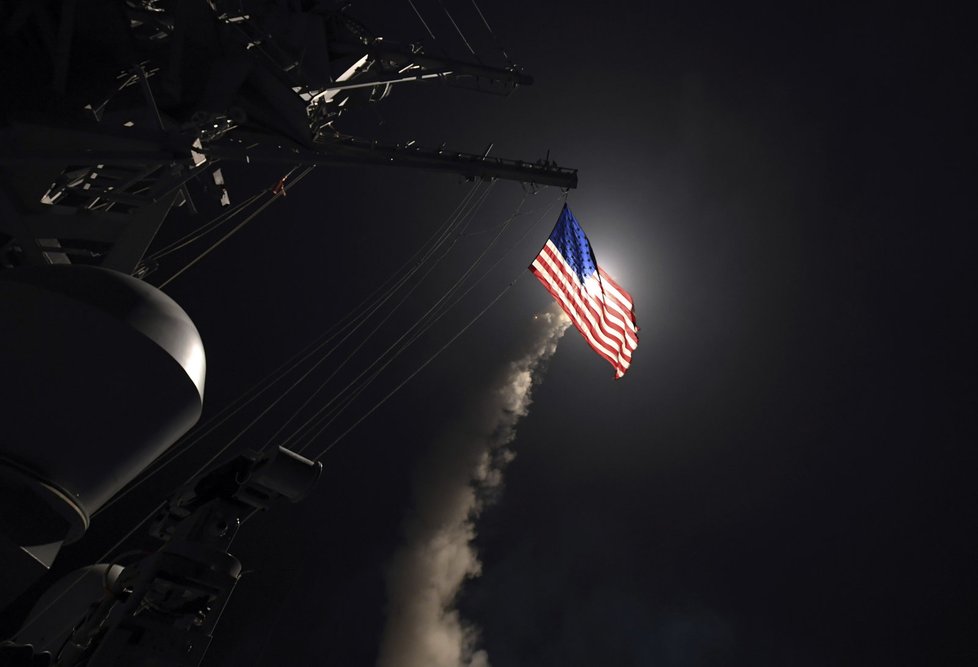 USA poté vystřelily rakety na základnu syrské armády, z níž byl údajně útok proveden.