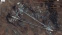 Satelitní snímek syrské letecké základny.
