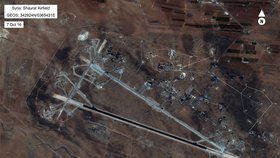 Satelitní snímek syrské letecké základny