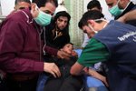 Po údajném chemickém útoku v syrském Aleppu skončilo 50 lidí v nemocnici. Záběry jsou od syrské státní televize SANA.