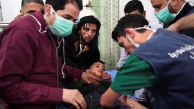 Po údajném chemickém útoku v syrském Aleppu skončilo 50 lidí v nemocnici. Záběry jsou od syrské státní televize SANA.