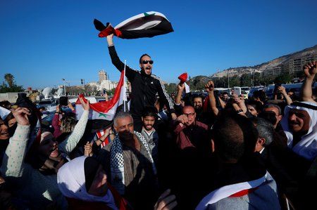 Lidé v Damašku oslavují odvrácení útoků pod taktovkou Spojených států, Francie a Velké Británie. Syřané vyšli do ulic s vlajkami a hesly proti americkému prezidentovi Donaldu Trumpovi