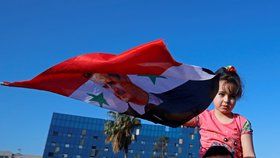 Lidé v Damašku oslavují odvrácení útoků pod taktovkou Spojených států, Francie a Velké Británie. Syřané vyšli do ulic s vlajkami a hesly proti americkému prezidentovi Donaldu Trumpovi