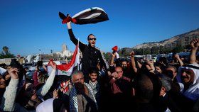 Lidé v Damašku oslavují odvrácení útoků pod taktovkou Spojených států, Francie a Velké Británie. Syřané vyšli do ulic s vlajkami a hesly proti americkému prezidentovi Donaldu Trumpovi.