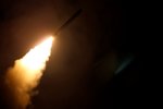 Raketa Tomahawk vypouštěná k útoku na Sýrii z amerického křižníku USS Monterey (14.4.2018)