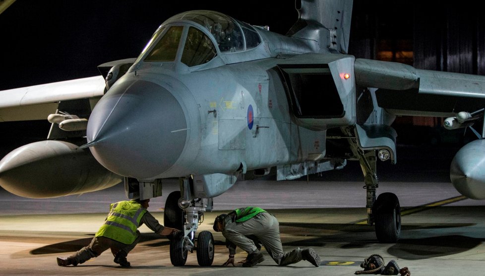 Britský bojový letoun Panavie Tornado při návratu z útoku na Sýrii (14. 4. 2018)