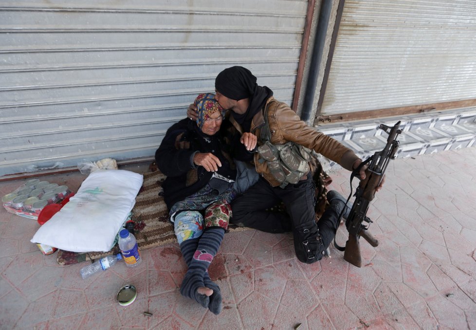 Voják Svobodné syrské armády s místní ženou v Afrínu
