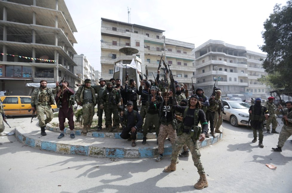 Turečtí vojáci a bojovníci Svobodné syrské armády v centru Afrínu.
