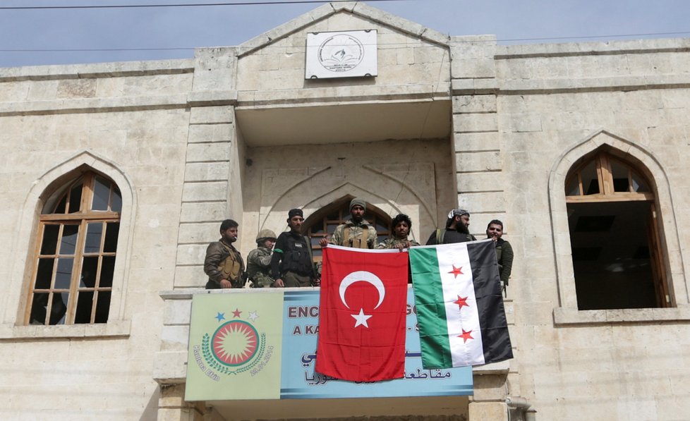 Turečtí vojáci a bojovníci Svobodné syrské armády v centru Afrínu