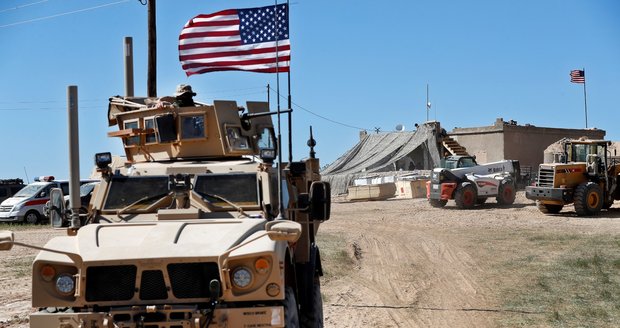 USA bombardují letiště Homs, tvrdí televize. Pentagon to odmítá