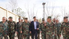 Prezident Asad se svými vojáky.