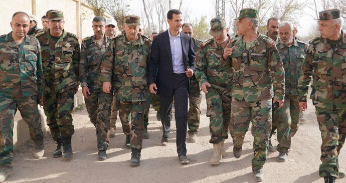 Prezident Asad se svými vojáky.