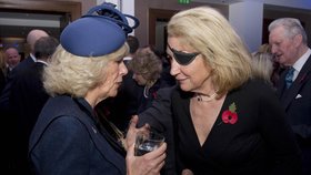 Známá novinářka Marie Colvin při londýnském rozhovoru s britskou vévodkyní z Cornwallu Camillou