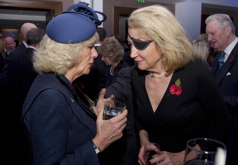Známá novinářka Marie Colvin při londýnském rozhovoru s britskou vévodkyní z Cornwallu Camillou