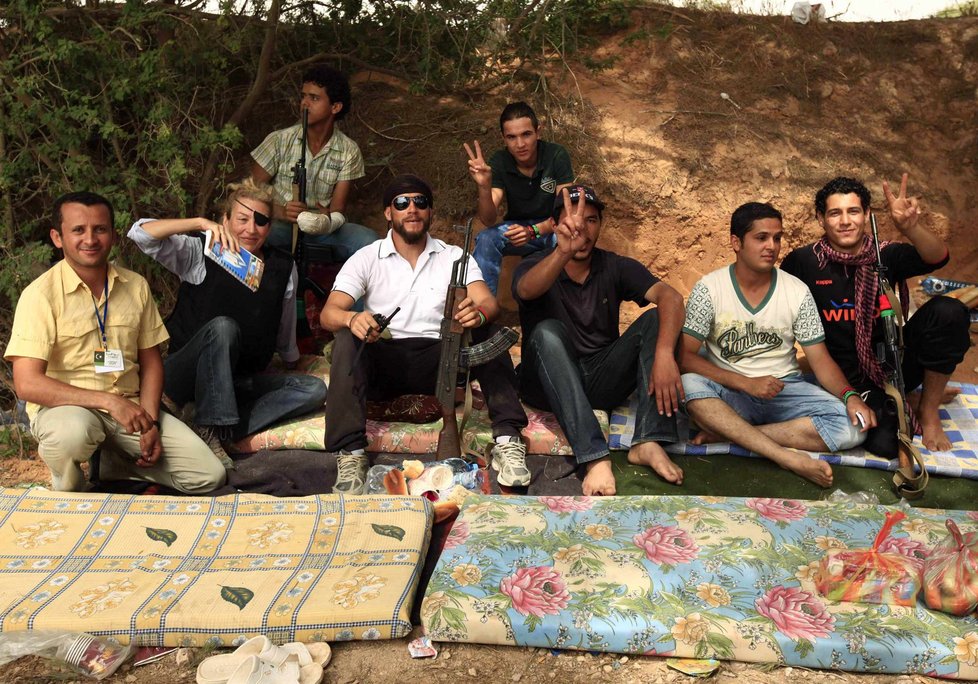 Americká novinářka Colvin (s páskou přes oko) pózuje s líbyjskými rebely