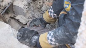 Dobrovolníci vytahují zpod trosek chlapce, který přežil po smrtícím zemětřesení v Jandarisu