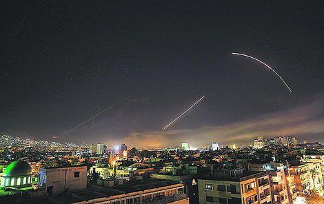 Stovka střel včera zasypala Sýrii.