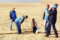 Srdcervoucí foto: Chlapečka (4) našli samotného uprostřed vyprahlé pustiny