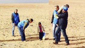 Srdcervoucí foto 4letého syrského chlapečka uprostřed pouště obletělo svět