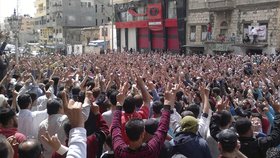 Lidé se srocují a protestují proti režimu
