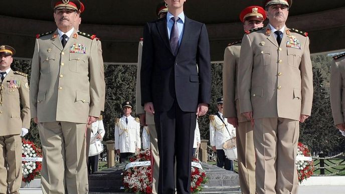 Syrský ministr obrany Dáud Radžha (vpravo) se dnes stal obětí atentátu. Prezident Bašár Asad (uprostřed) na jeho místo jmenoval dosavadního náčelníka generálního štábu armády Fahda Faradže (vlevo)