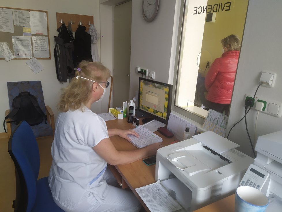 Eva Justrová zvládá práci dvou frontách. V ordinaci a na telefonické lince krizové podpory pro zdravotníky.