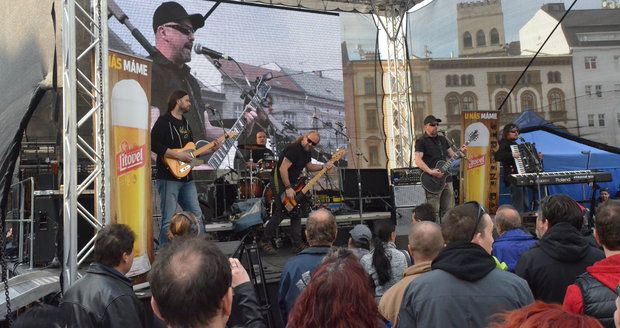 Na pódiích po celé Praze 10 zahrají hudebníci. (ilustrační foto)