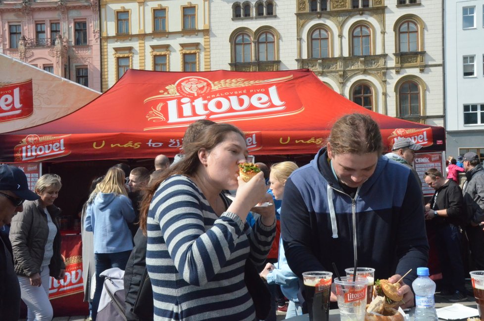 Hanácké pivo a hanácká voňavá specialita - to byl tvarůžkový festival v centru Olomouce.