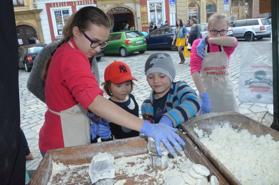 Návštěvníci festivalu se mohli seznámit s původní ruční výrobou tvarůžků a mohli si ji sami vyzkoušet.