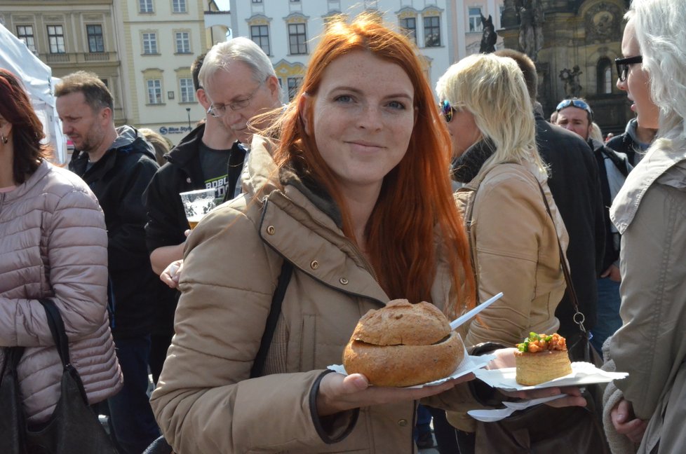 Slečna Aneta z Ostravy se rozhodla ochutnat na tvarůžkovém festivalu všechny speciality. Tvarůžkovou přesnídávkou v chlebu počínaje a tvarůžkovým tatarákem a tvarůžky s moučnými červy konče.