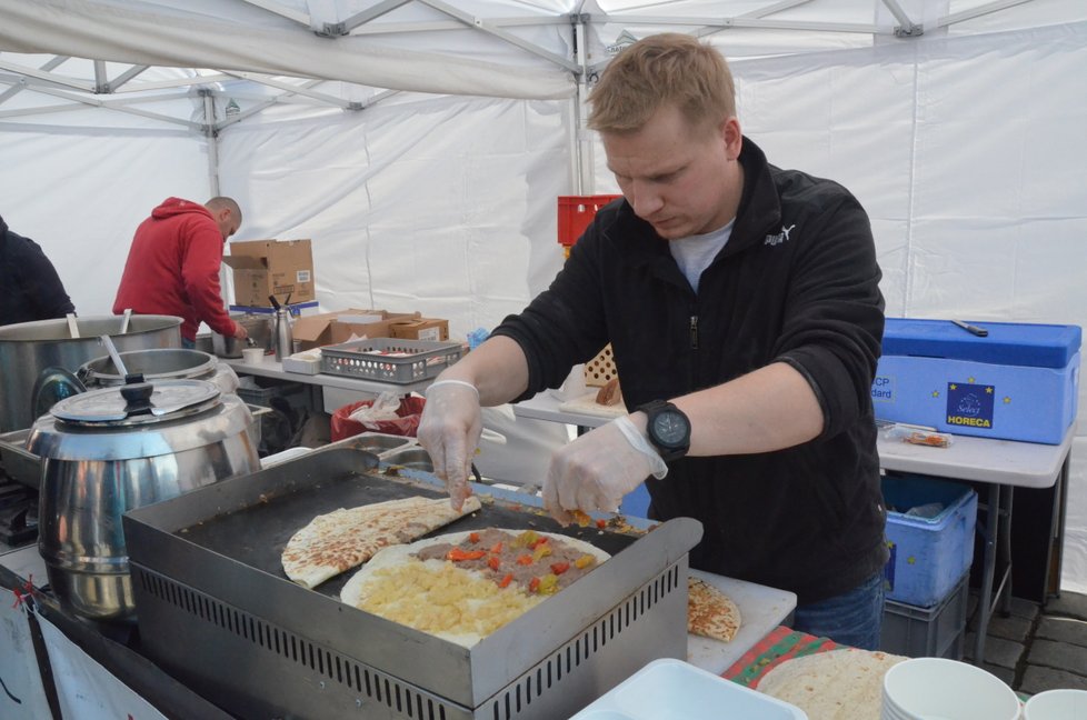 Na festivalu připravovali kuchaři nejrůznější speciality z tvarůžků či s tvarůžky.