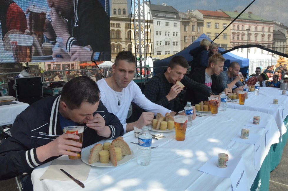 Součástí tvarůžkového festivalu byly i soutěže v pojídání této pochoutky. Nejlépe si vedl známý maxijedlík Jaroslav Němec (43) z Pardubicka, který za dvě minuty snědl dvacet syrečků. Porazil tak i dobře trénované fotbalisty Sigmy Olomouc.