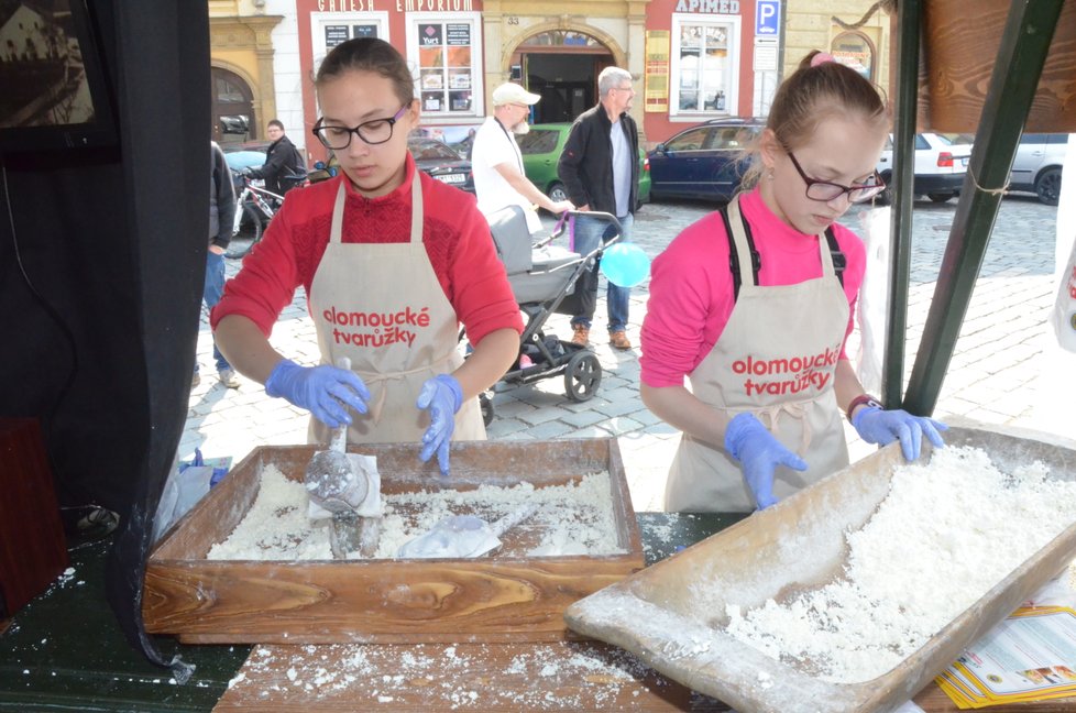 Návštěvníci festivalu se mohli seznámit s původní ruční výrobou tvarůžků.