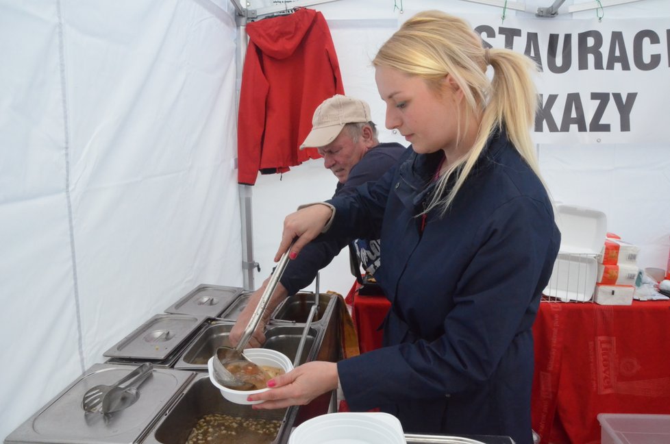 Z tvarůžků jde udělat i polévka. Majitelka restaurace Záložna v příkazích Monika Dolečková představila na festivalu jednu ze specialit jejího podniku - Loštickou česnečku s krutony.