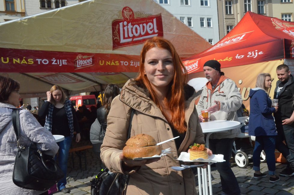 Slečna Aneta přijela na tvarůžkový festival až z Ostravy