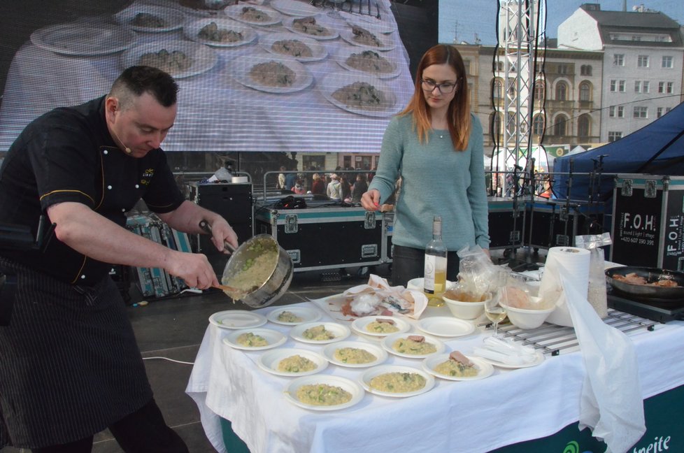 Nechyběly ukázky přípravy tvarůžkových pokrmů profesionálními kuchaři. Šéfkuchař restaurace Lobster Jaroslav Klár například předvedl tvarůžkové rizoto s panenkou sousvide.