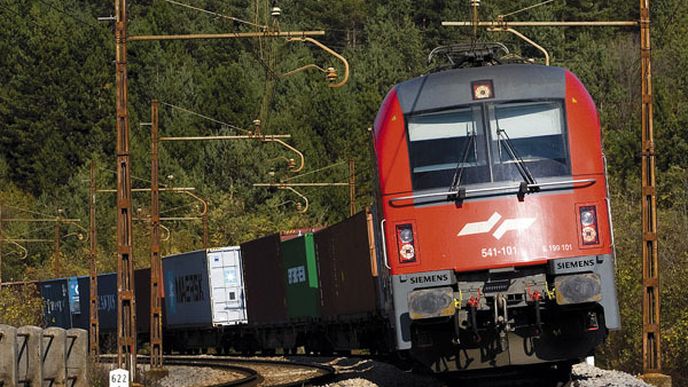 Evropská komise povolila vznik nového společného podniku, v němž bude český holding EPH kontrolovat 49 procent nákladní divize slovinské státní společnosti Slovenske železnice (SŽ).