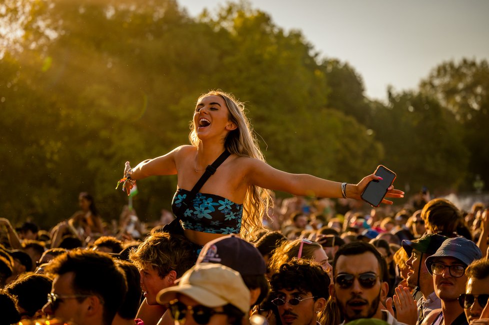 Letošní 28. ročník Szigetu přivítal návštěvníky z více než 100 zemí, aby si užili bohatou nabídku koncertů a  v čele s headlinery, mezi nimiž byli Justin Bieber, Dua Lipa, Kings of Leon, Calvin Harris, Arctic Monkeys a Tame Impala.