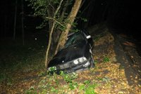 Noční honičky v Praze: Dva řidiči ujížděli před policií, oba nabourali