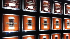 Horká čokoláda či káva s mlékem z automatu? Jeden velký podvod, varuje inspekce