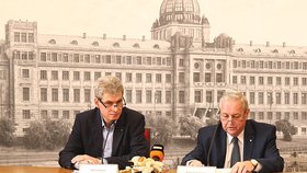 Státní tajemník ministerstva průmyslu Szurman (vpravo) rezignuje ke konci roku