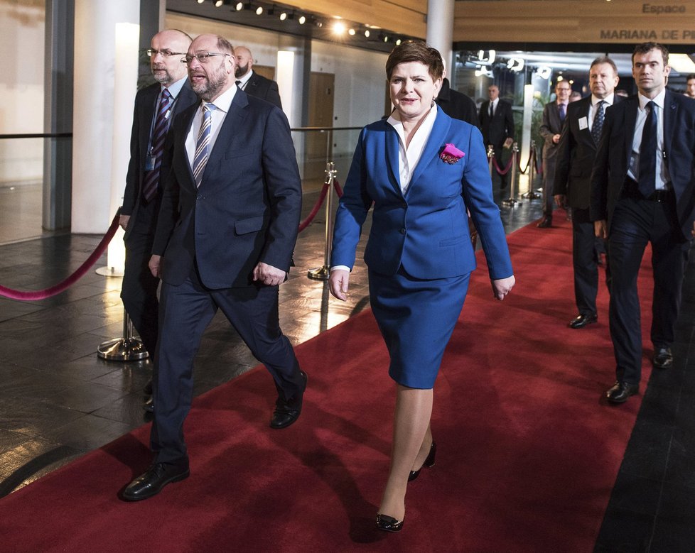Polská premiérka vysvětlovala změny zákonů, proti kterým Poláci hojně protestují, i šéfovi Evropského parlamentu Martinu Schulzovi.