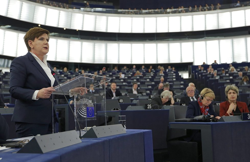 Polská premiérka vysvětlovala změny zákonů, proti kterým Poláci hojně protestují, v Evropském parlamentu.